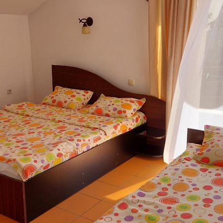 Vila Leonard Hotel Костинещи Екстериор снимка