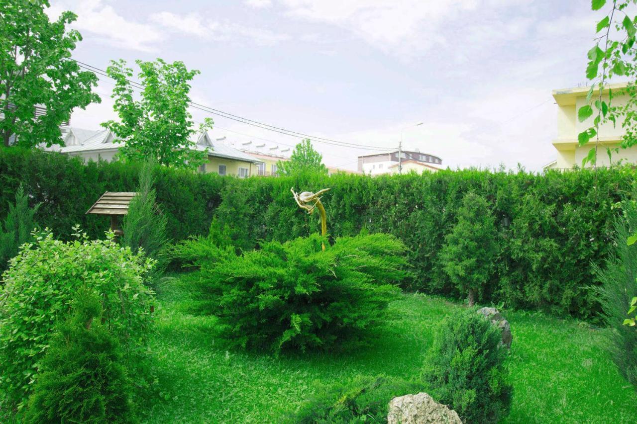 Vila Leonard Hotel Костинещи Екстериор снимка