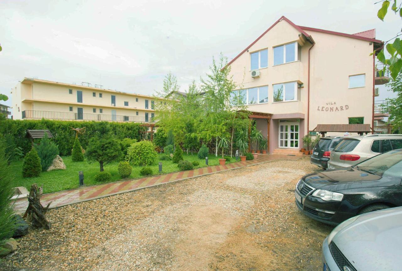 Vila Leonard Hotel Костинещи Екстериор снимка
