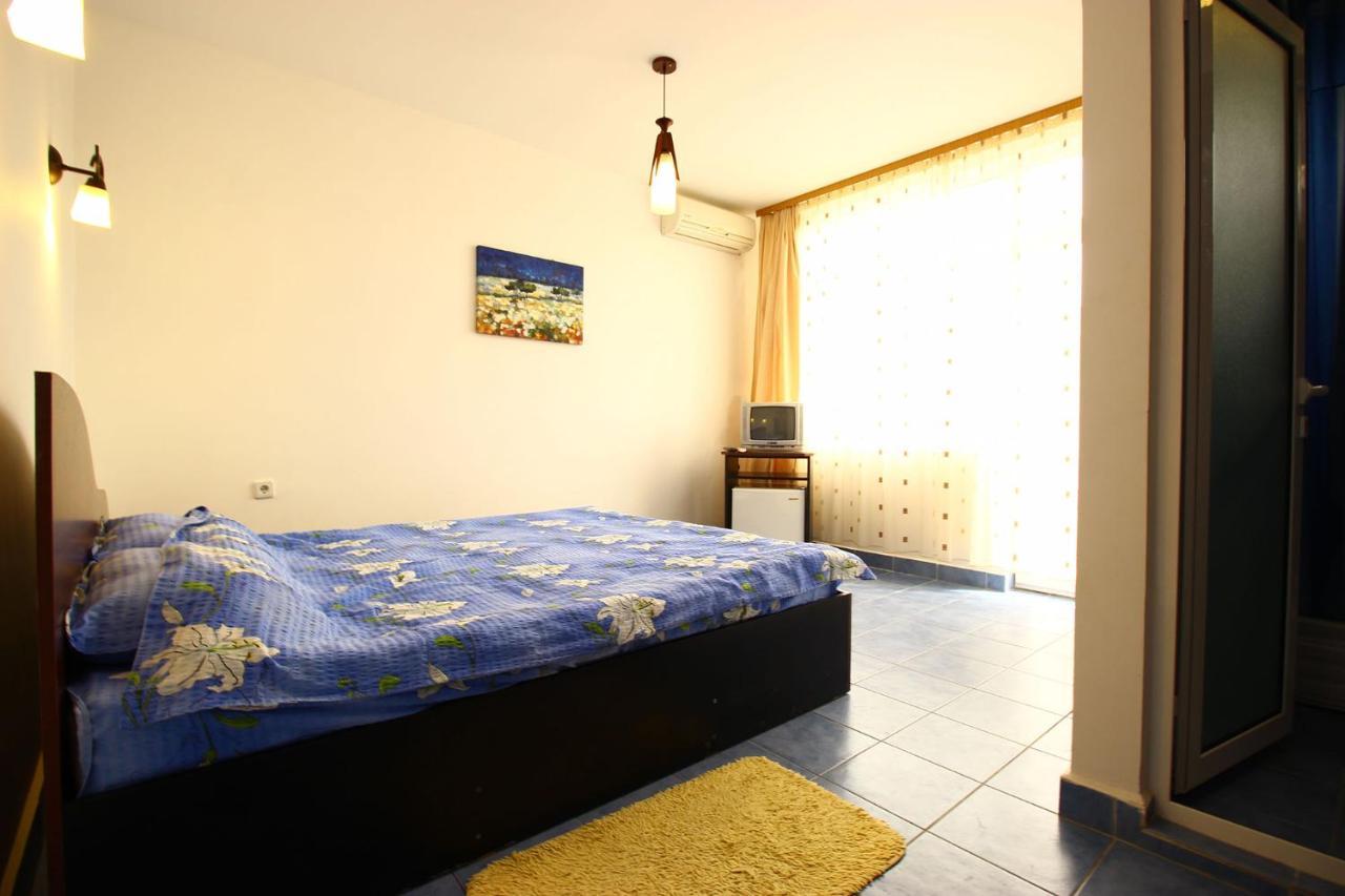 Vila Leonard Hotel Костинещи Екстериор снимка