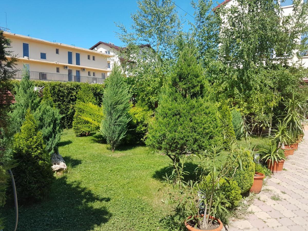 Vila Leonard Hotel Костинещи Екстериор снимка